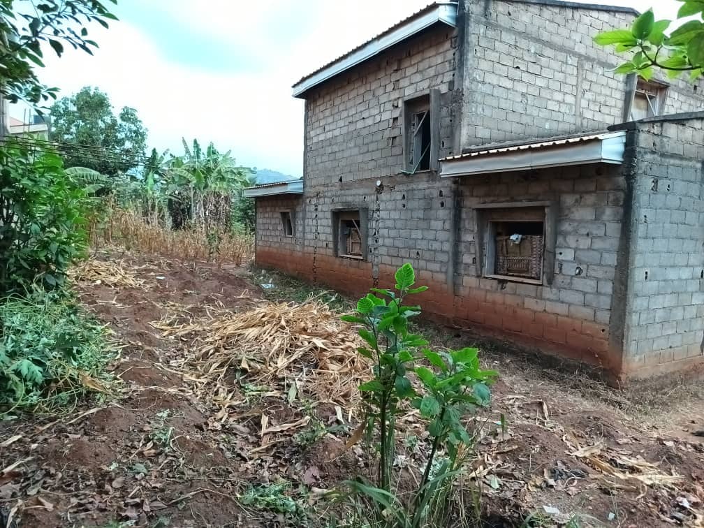 Plot and house standing. 820m2 — photo 3