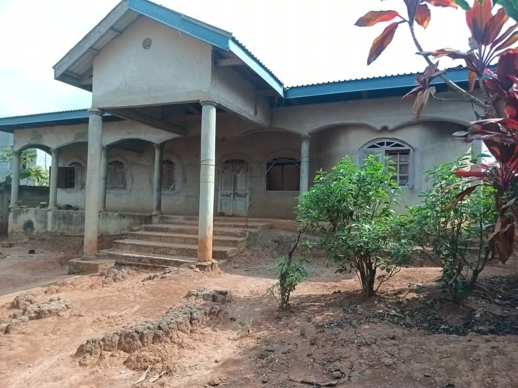 Plot and house standing.820m2