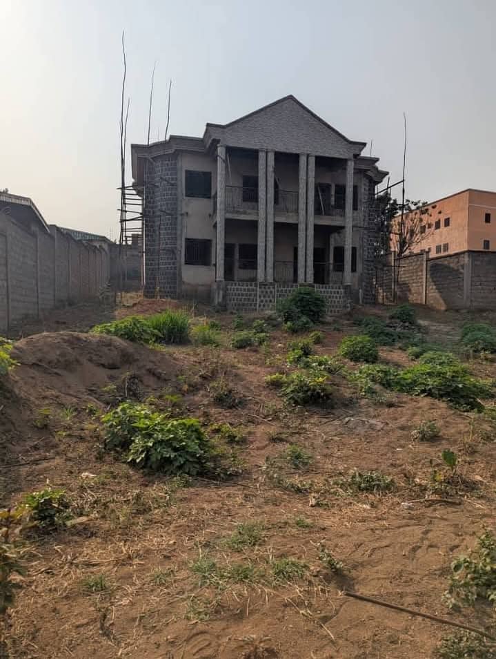 Duplex inachevé à vendre Bafoussam  — photo 2
