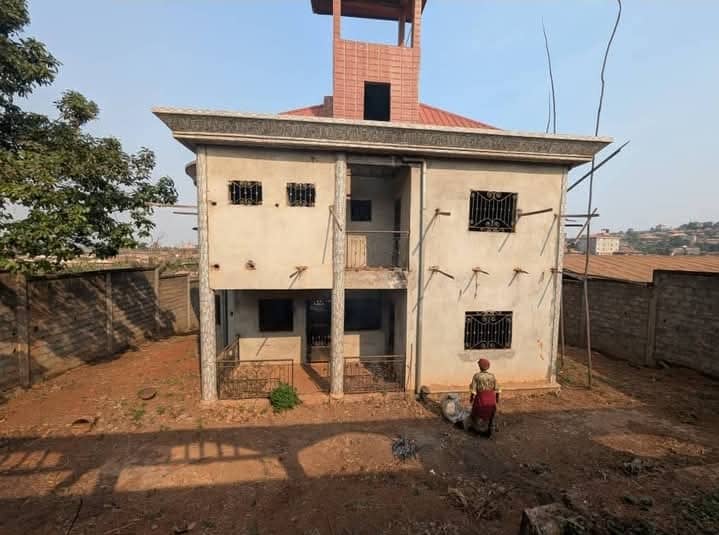 Duplex inachevé à vendre Bafoussam 