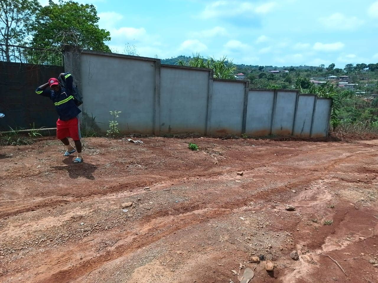 A fenced plot area 2000m2 — photo 4