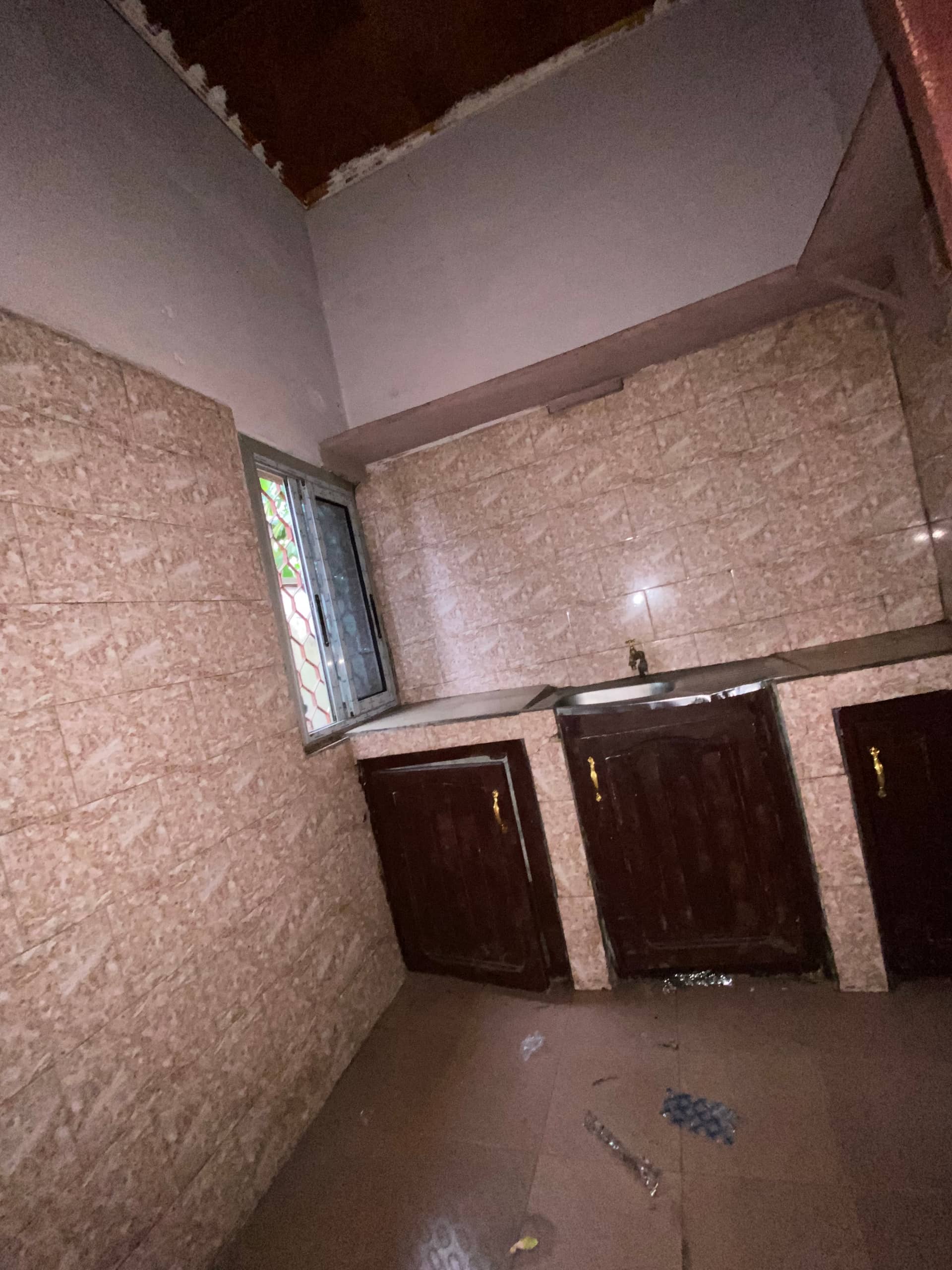 Clean 3 Bedroom Apartment at sandpit  — photo 4