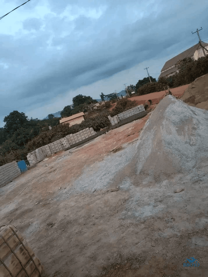 1000m2 of commercial plot area standing. 