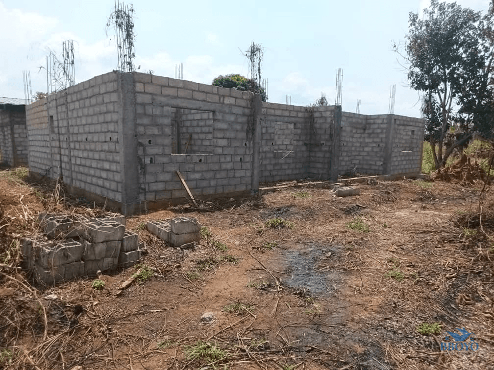 Plot and building for sale